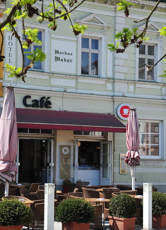 Madar Cafe Central Melk Eksteriør billede